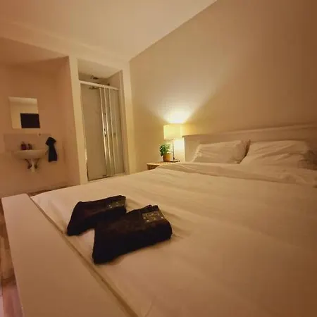 Cozy Private 2 On A Busy Persian Restaurant 公寓 埃因霍温